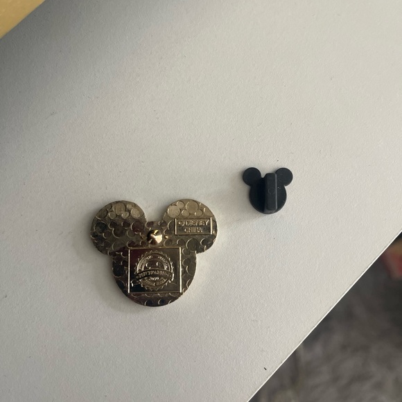 Disney Christmas Mickey Mouse Pin - Picture 4 of 5